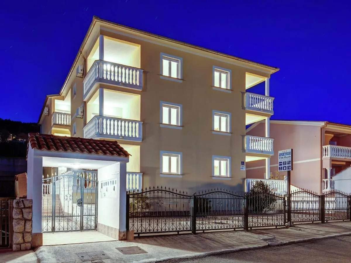 Alluring Apartment In Dramalj With Jacuzzi Croazia